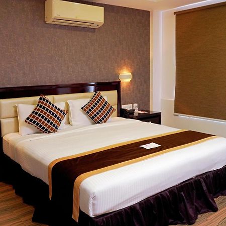 Kga Elite Continental Hotel Tiruvalla Buitenkant foto