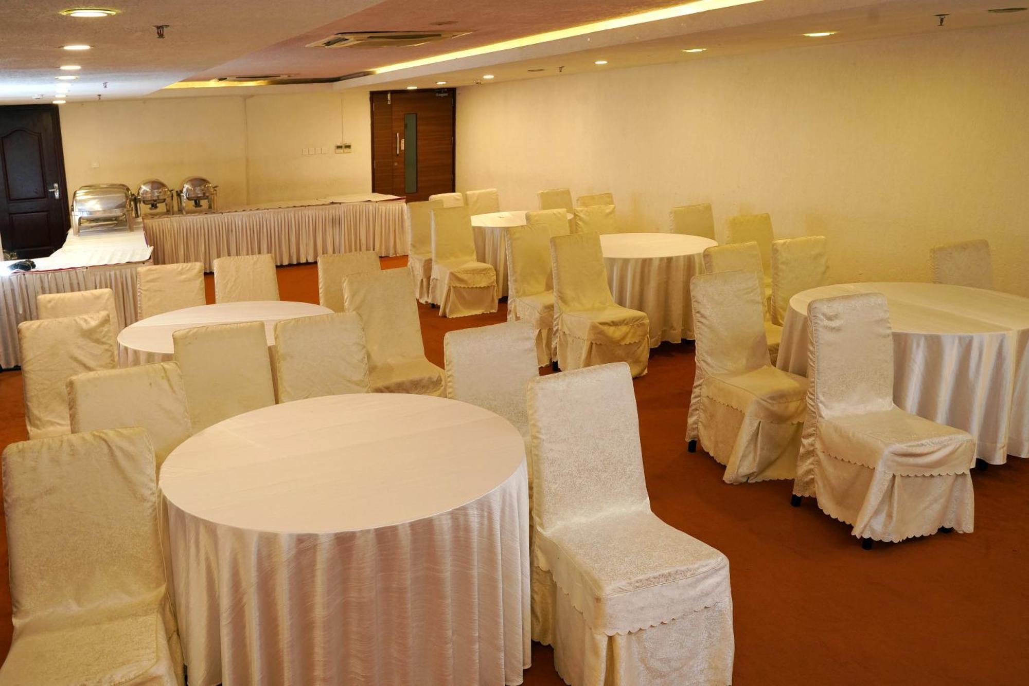 Kga Elite Continental Hotel Tiruvalla Buitenkant foto
