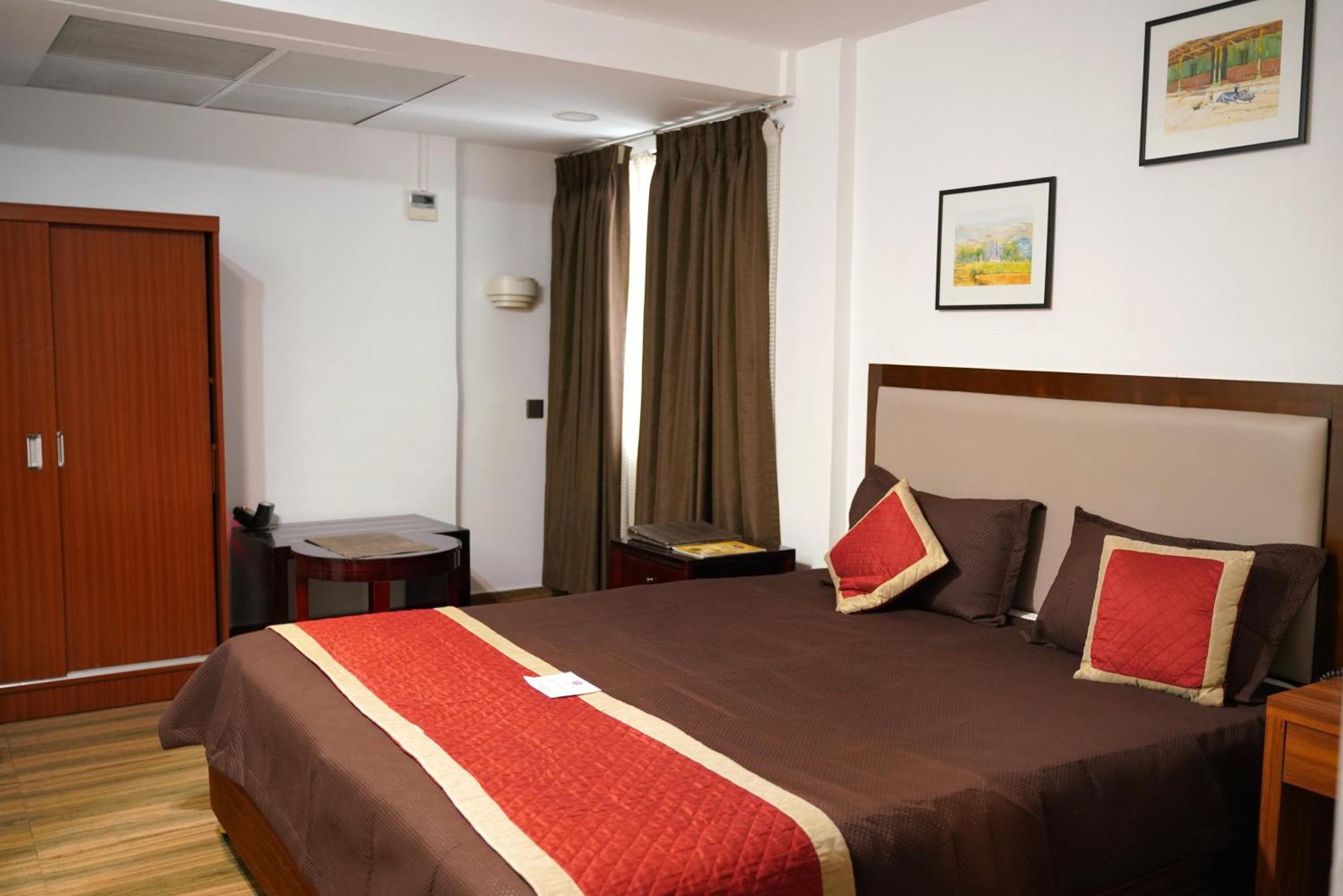Kga Elite Continental Hotel Tiruvalla Buitenkant foto