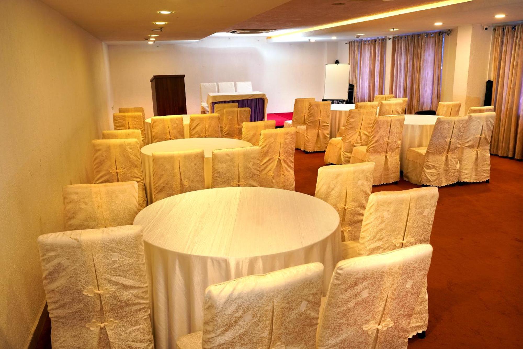 Kga Elite Continental Hotel Tiruvalla Buitenkant foto
