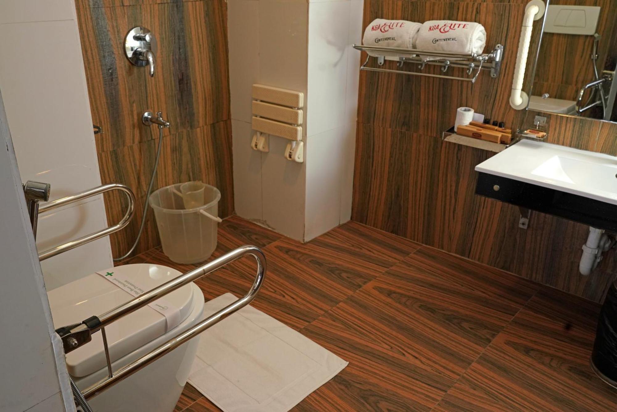 Kga Elite Continental Hotel Tiruvalla Buitenkant foto