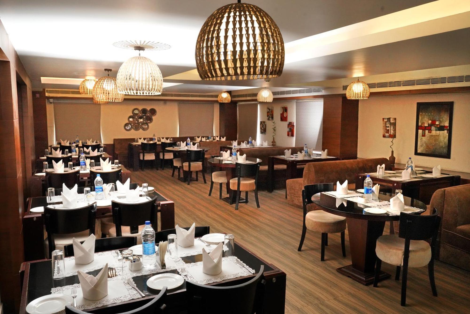 Kga Elite Continental Hotel Tiruvalla Buitenkant foto