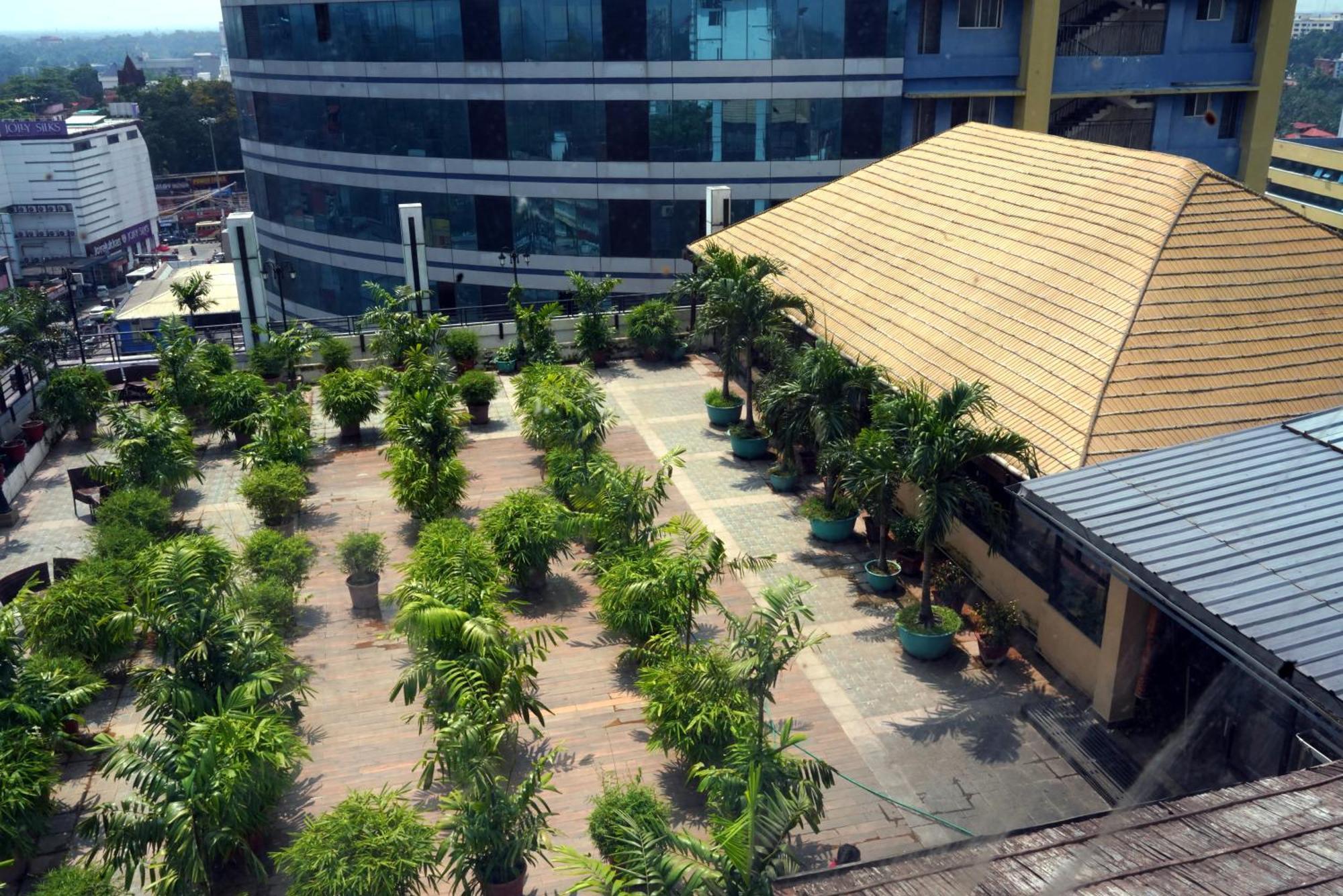Kga Elite Continental Hotel Tiruvalla Buitenkant foto