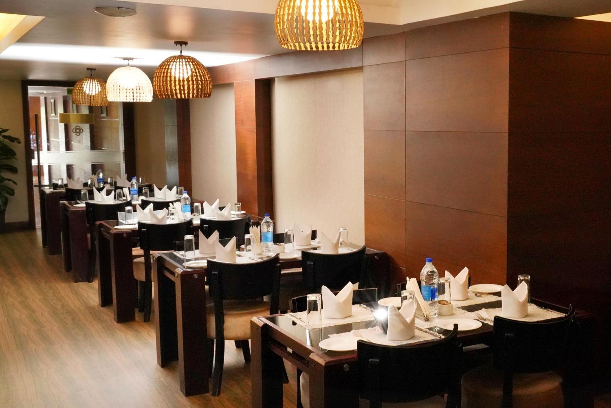 Kga Elite Continental Hotel Tiruvalla Buitenkant foto