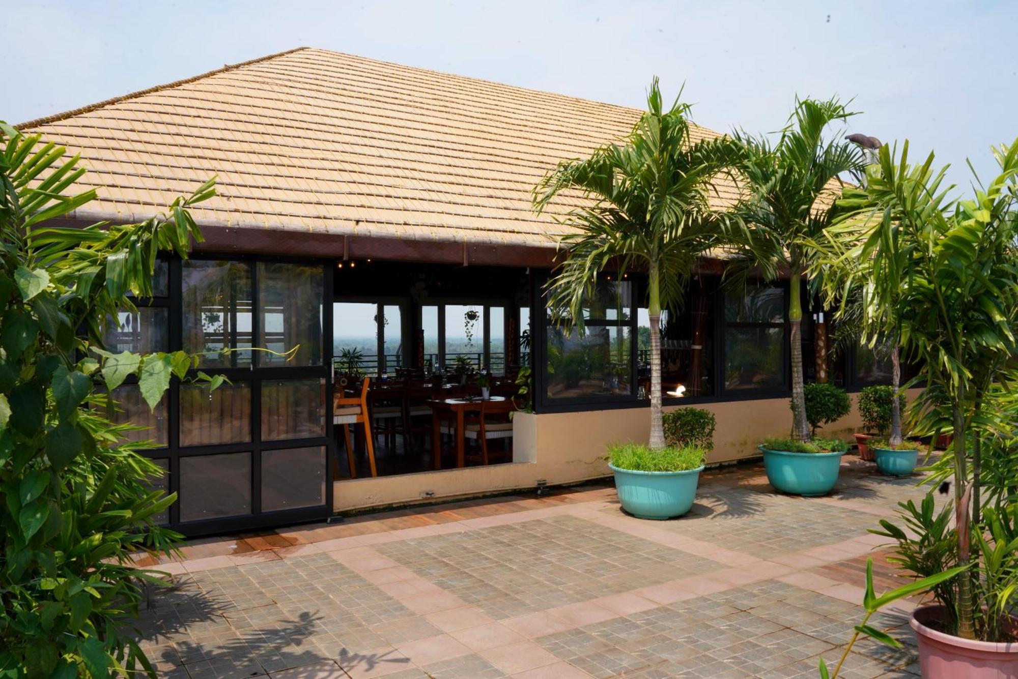 Kga Elite Continental Hotel Tiruvalla Buitenkant foto