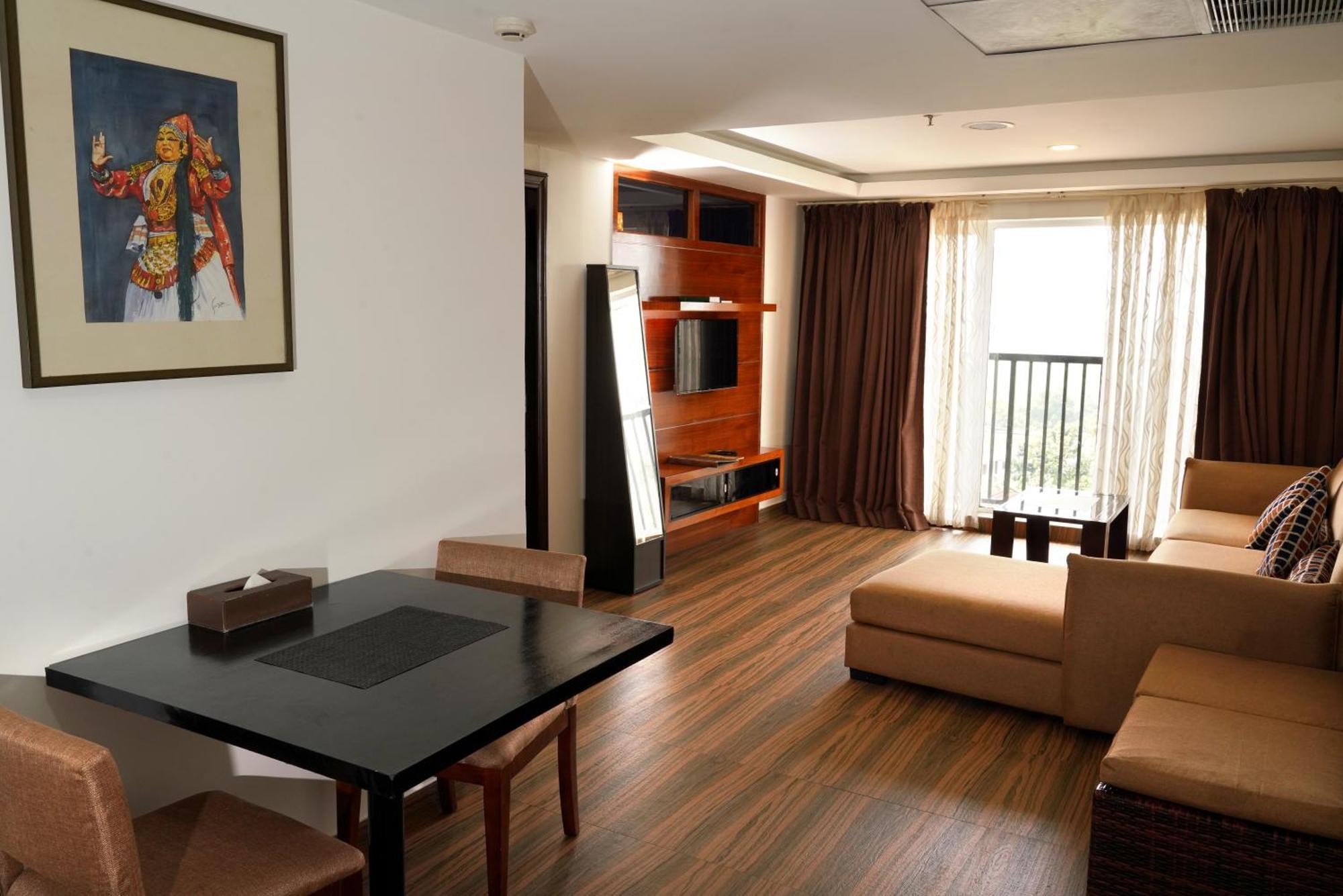 Kga Elite Continental Hotel Tiruvalla Buitenkant foto