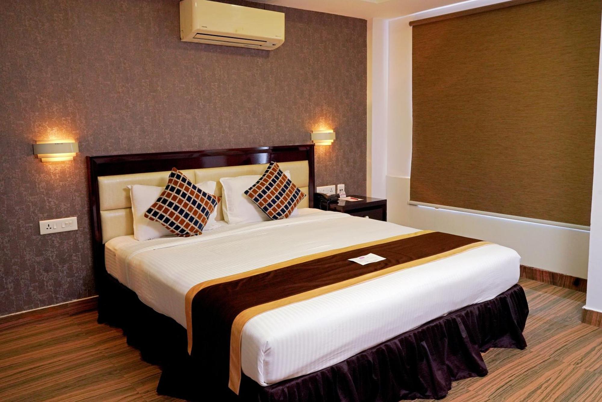 Kga Elite Continental Hotel Tiruvalla Buitenkant foto