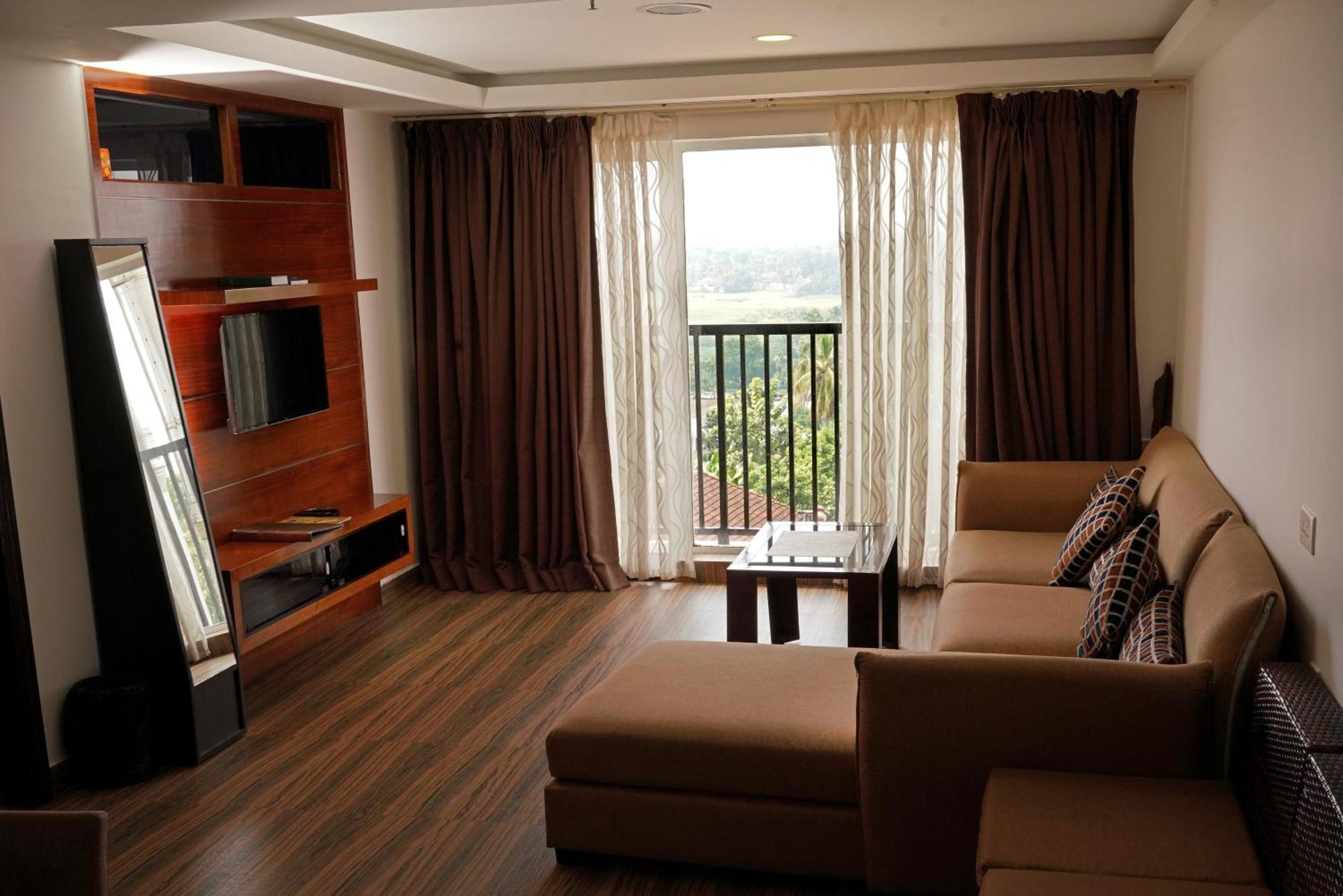 Kga Elite Continental Hotel Tiruvalla Buitenkant foto