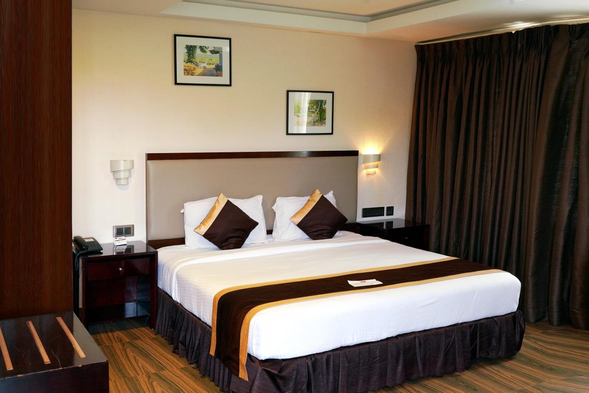 Kga Elite Continental Hotel Tiruvalla Buitenkant foto