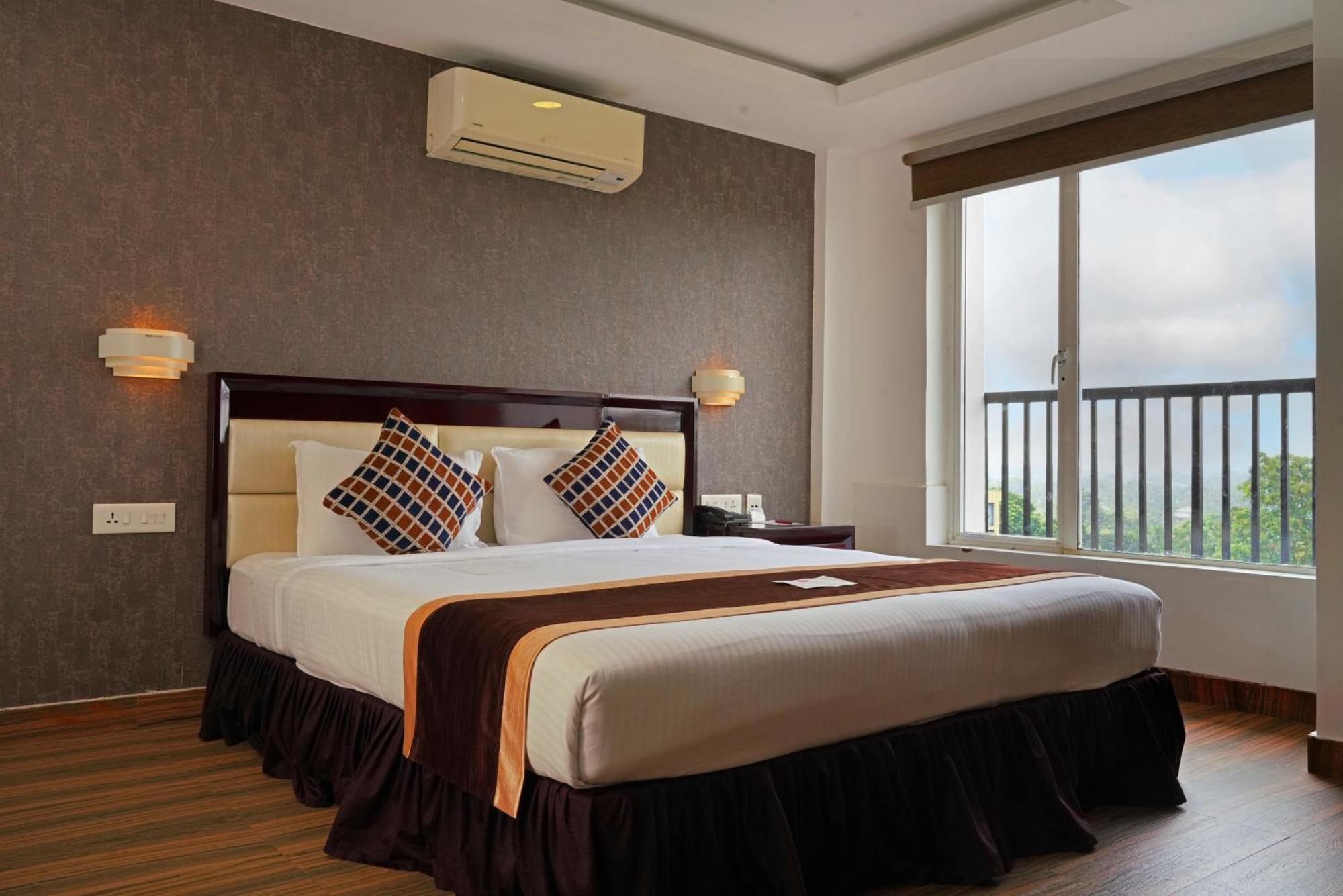 Kga Elite Continental Hotel Tiruvalla Buitenkant foto