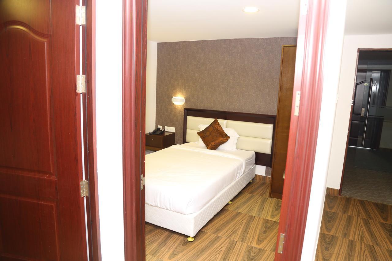 Kga Elite Continental Hotel Tiruvalla Buitenkant foto