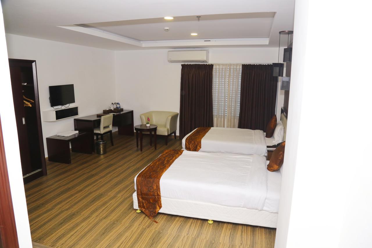Kga Elite Continental Hotel Tiruvalla Buitenkant foto