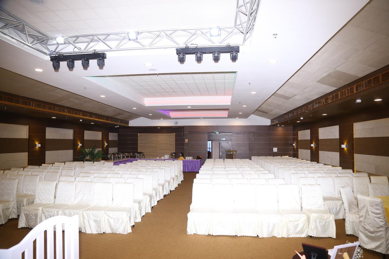 Kga Elite Continental Hotel Tiruvalla Buitenkant foto