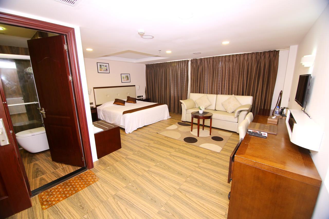 Kga Elite Continental Hotel Tiruvalla Buitenkant foto