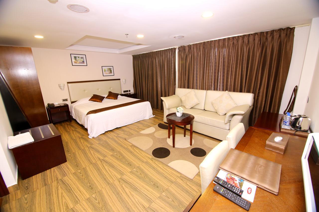 Kga Elite Continental Hotel Tiruvalla Buitenkant foto