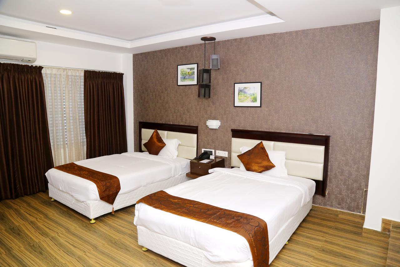 Kga Elite Continental Hotel Tiruvalla Buitenkant foto