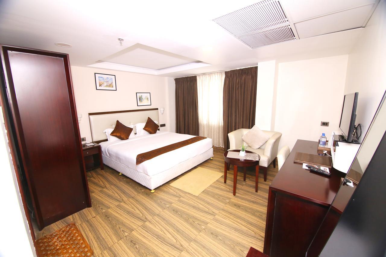 Kga Elite Continental Hotel Tiruvalla Buitenkant foto