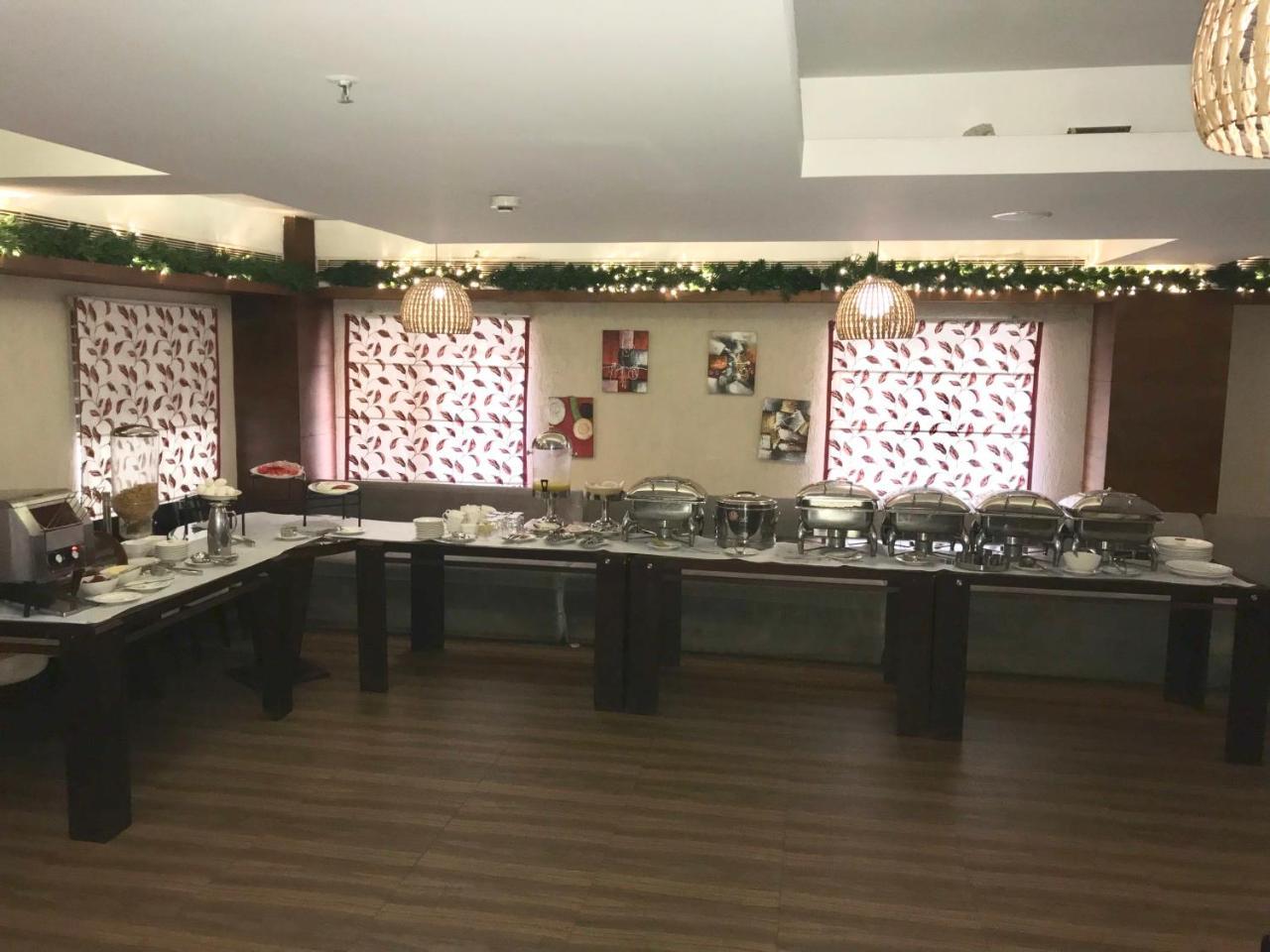 Kga Elite Continental Hotel Tiruvalla Buitenkant foto
