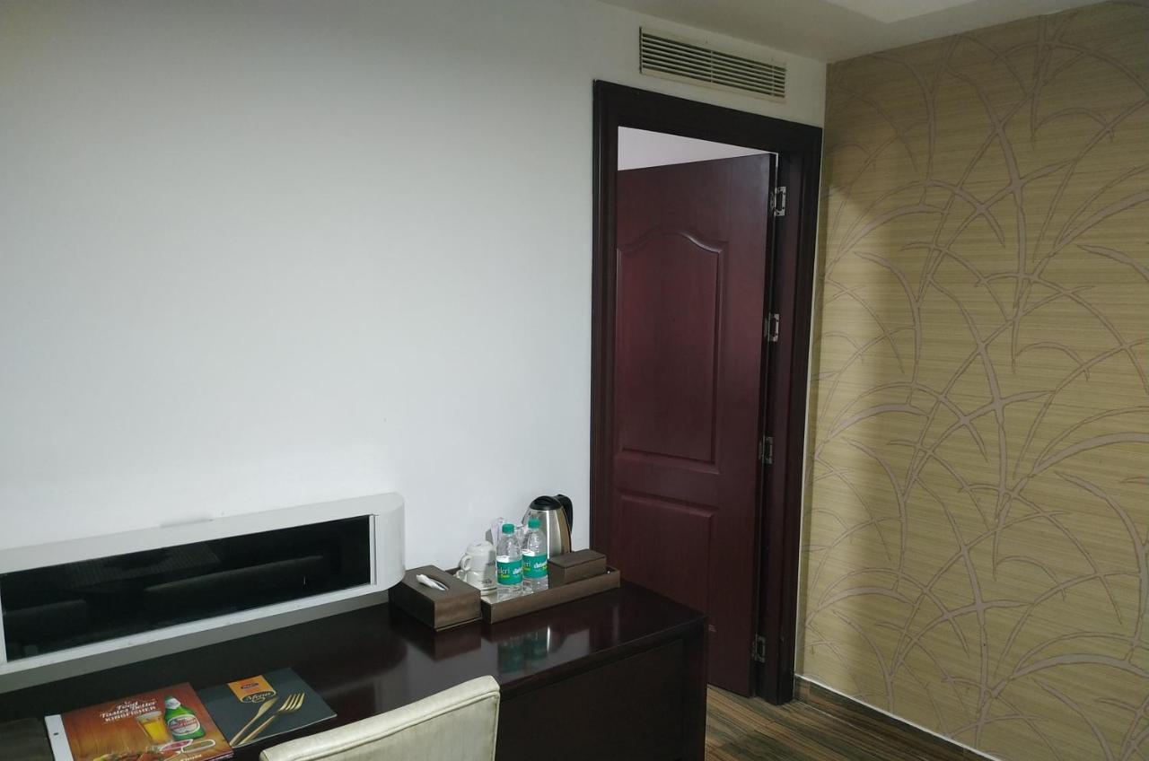 Kga Elite Continental Hotel Tiruvalla Buitenkant foto