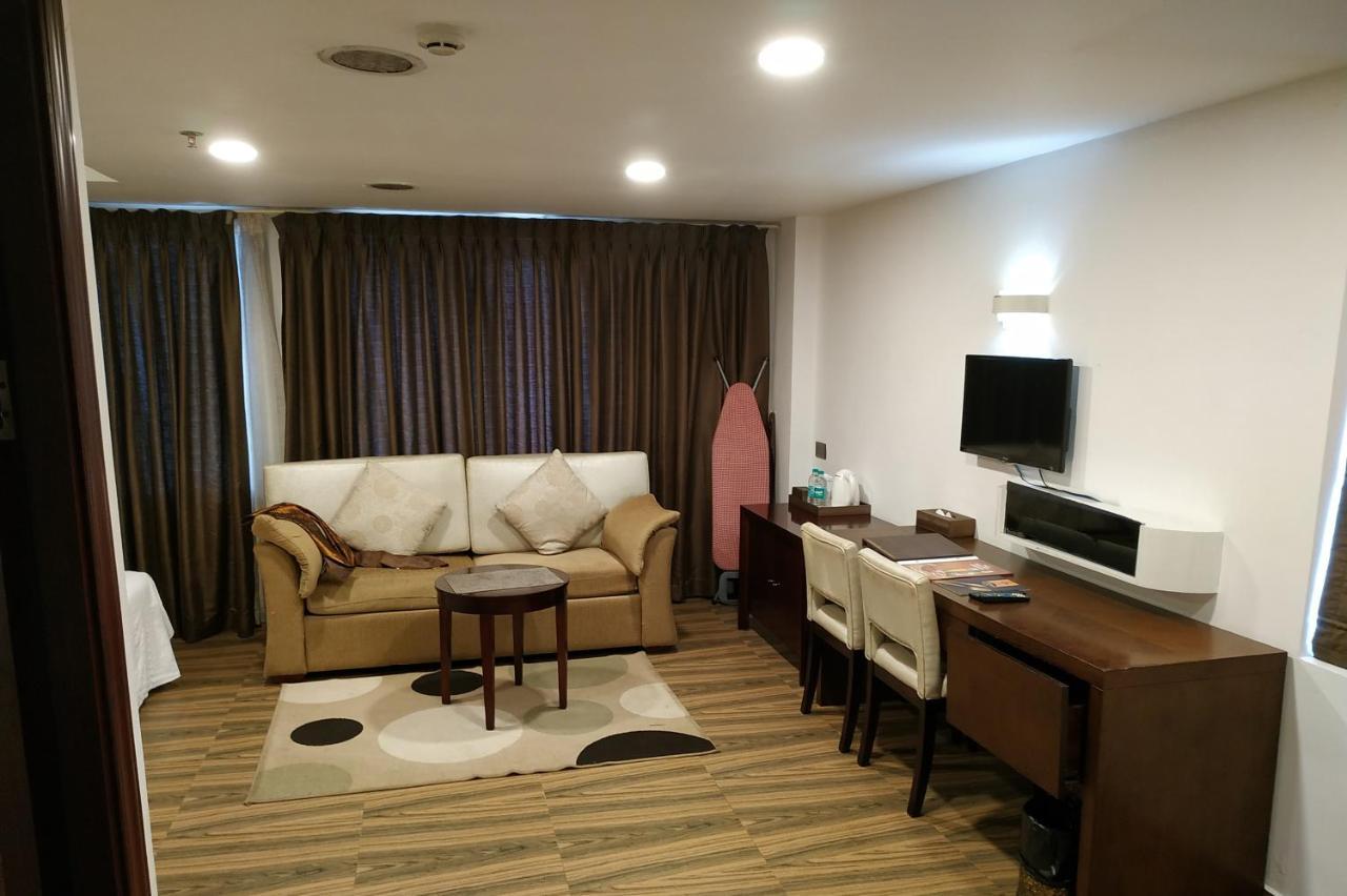 Kga Elite Continental Hotel Tiruvalla Buitenkant foto