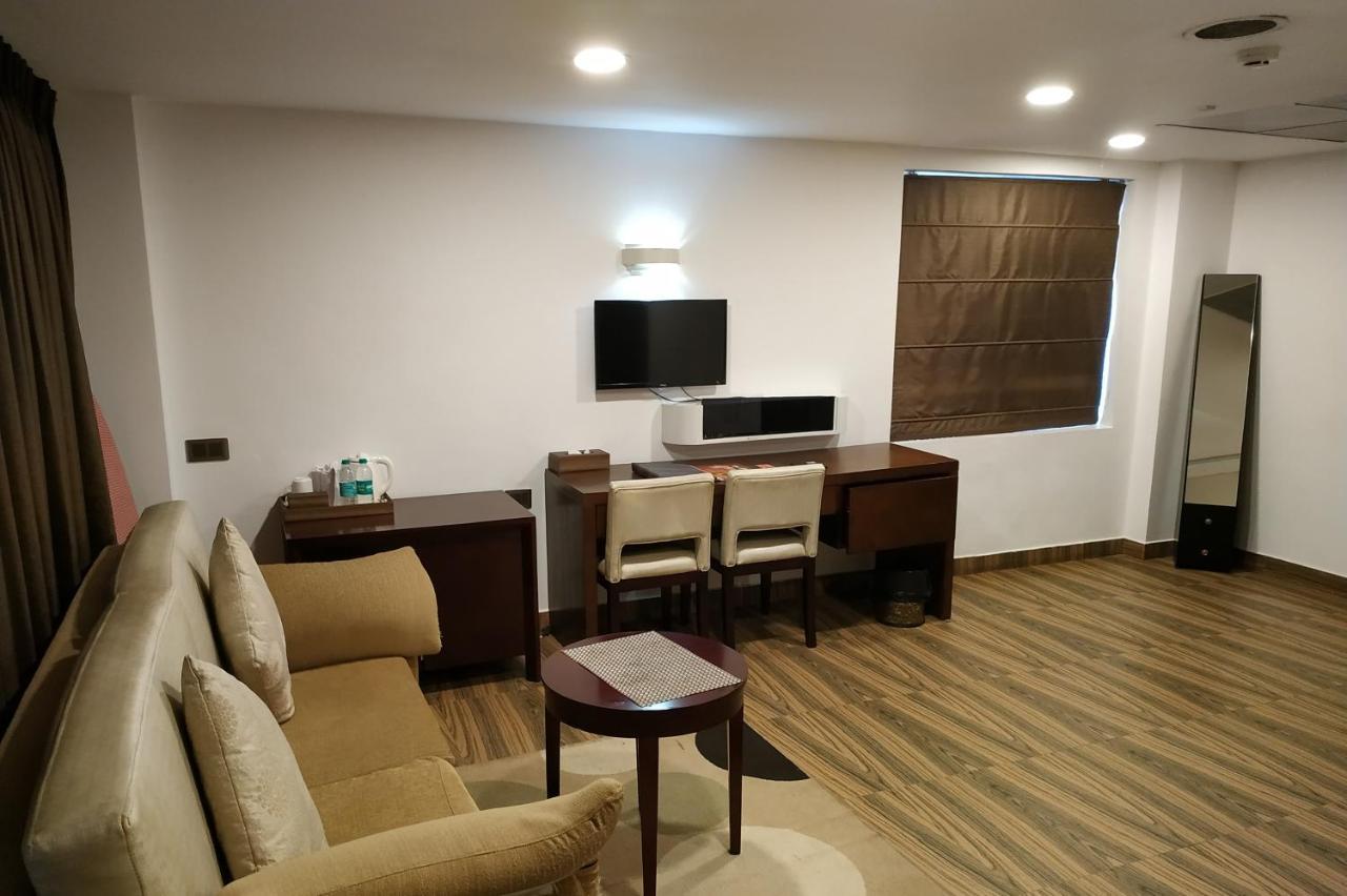 Kga Elite Continental Hotel Tiruvalla Buitenkant foto