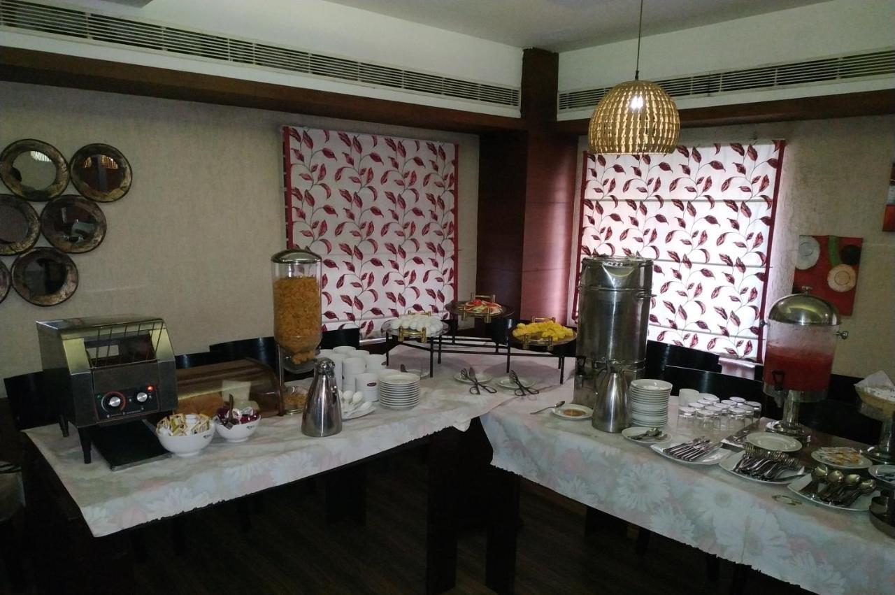 Kga Elite Continental Hotel Tiruvalla Buitenkant foto