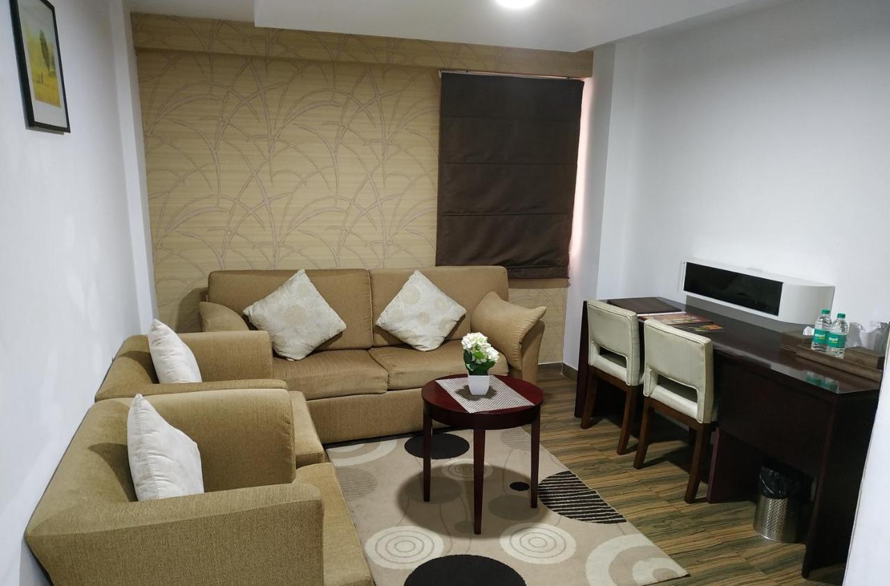 Kga Elite Continental Hotel Tiruvalla Buitenkant foto