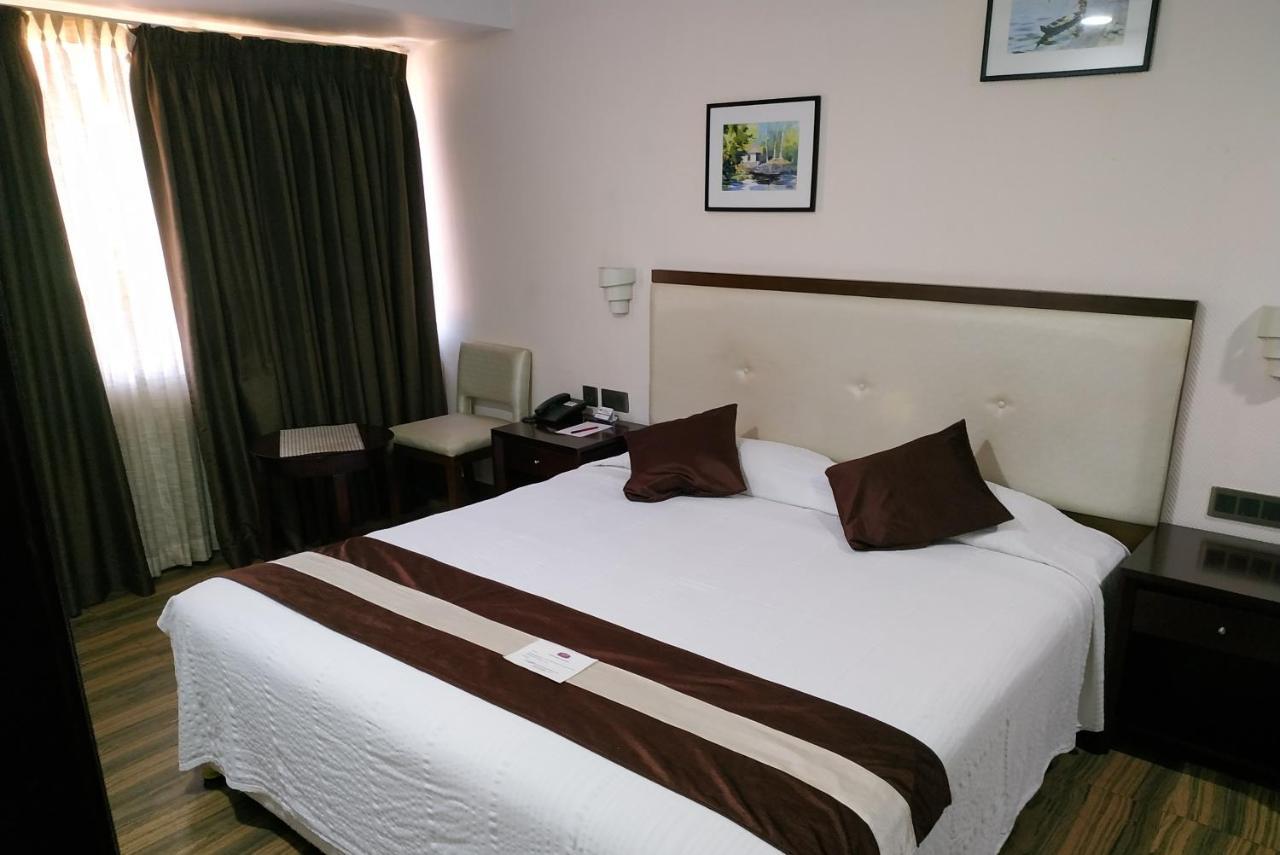 Kga Elite Continental Hotel Tiruvalla Buitenkant foto